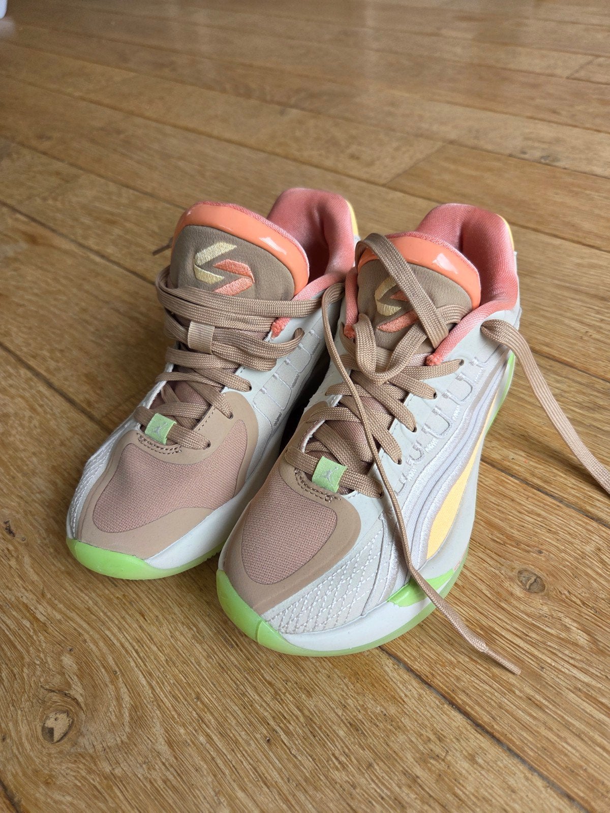 Air Jordan basketbalschoen maat 35.5, Meisje, Sportschoenen, Ophalen of Verzenden, Zo goed als nieuw