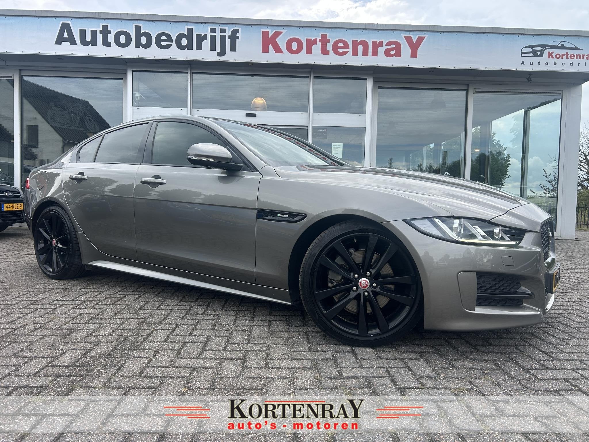 Jaguar XE 2.0 Portfolio R Sport Black Pack/automaat/ Bomvol, Auto's, Automaat, Dealer onderhouden, Euro 6, 4 cilinders