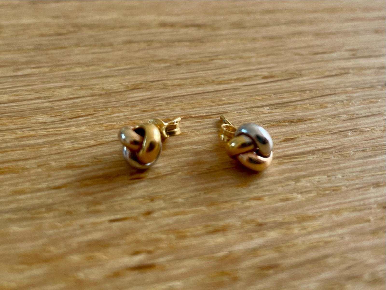 Gouden knoop oorbellen - Driekleurig, Sieraden, Tassen en Uiterlijk, Ophalen of Verzenden, Zo goed als nieuw, Goud, Knopjes of Stekers