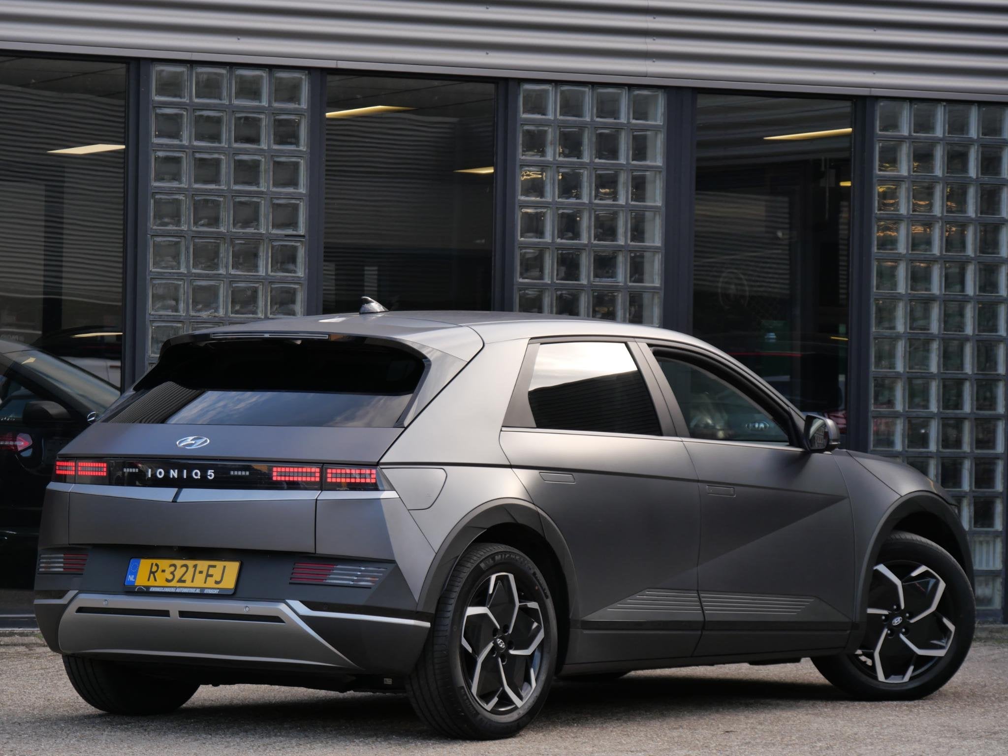 Hyundai IONIQ 5 58kWh CONNECT +/ WARMTEPOMP/ LEER/ HEAD-UP/, Auto's, Dealer onderhouden, Achterwielaandrijving, Gebruikt, Zwart