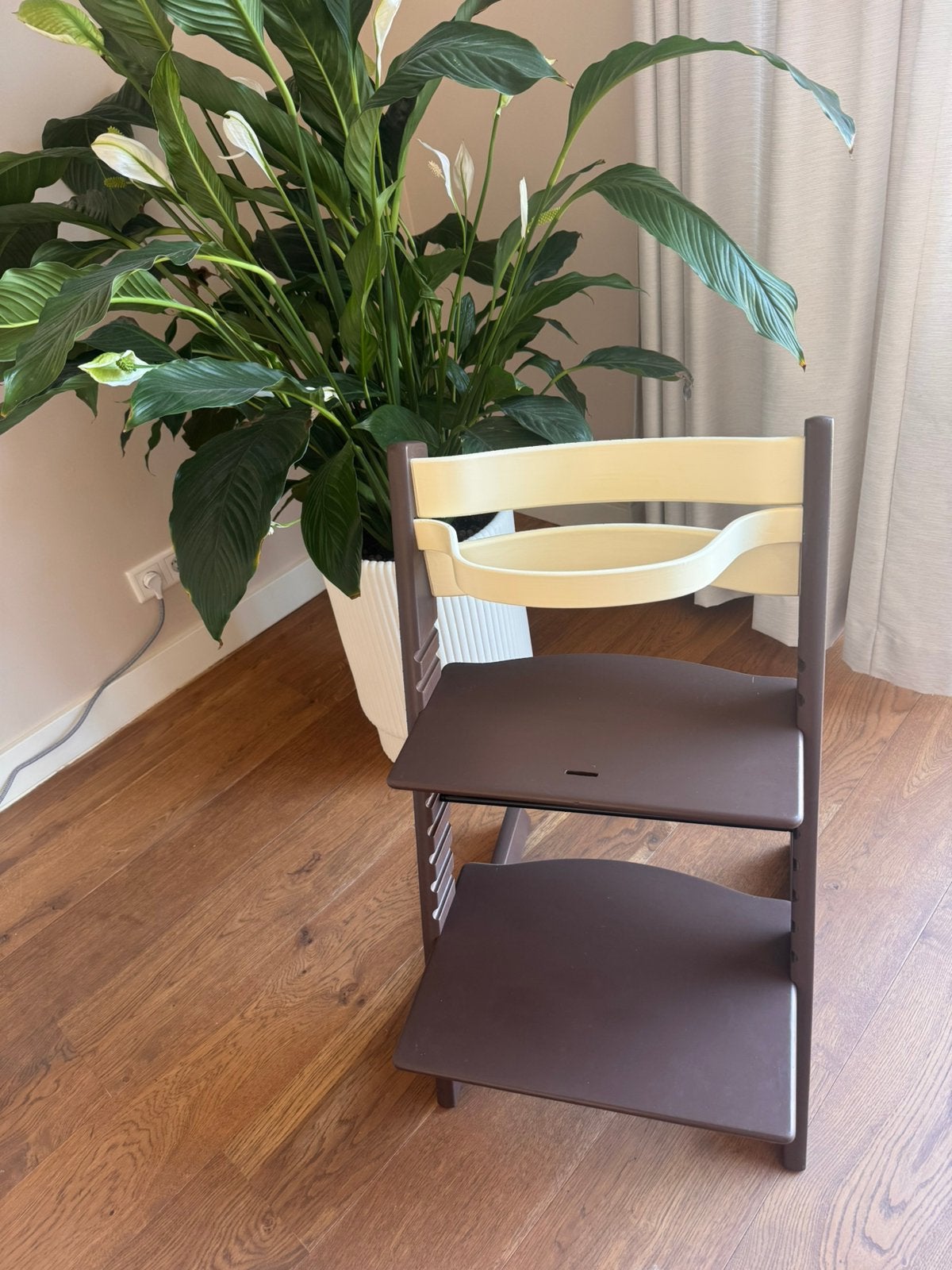 Stokke Tripp Trapp – als nieuw, cacaobruin met zachtgeel, Ophalen, Zo goed als nieuw, Meegroeistoel, Aanschuifbaar