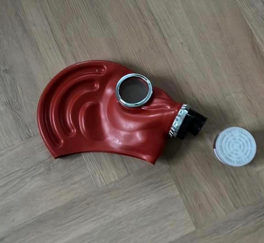 Nieuw: rubberen gasmasker met filter rood, Ophalen of Verzenden, Landmacht, Nederland, Overige typen