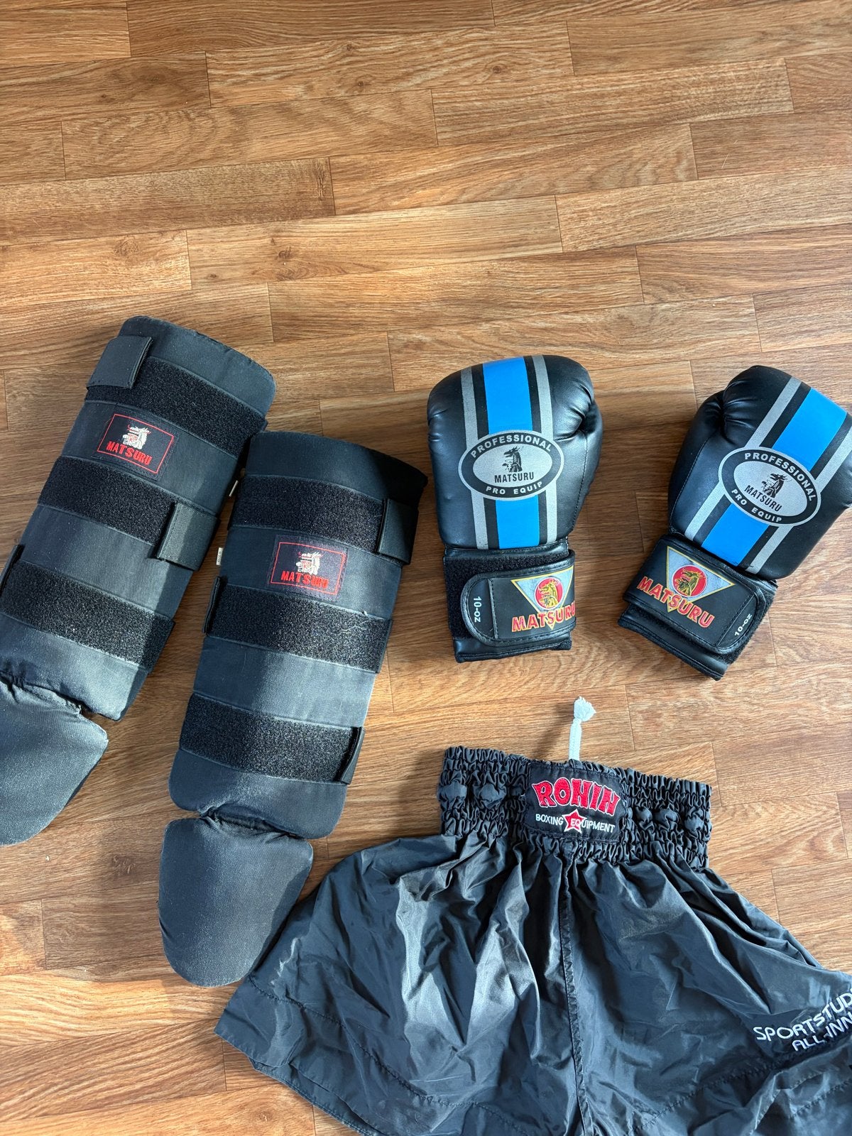 Vechtsportuitrusting: scheenbeschermers, handschoenen, broek, Gebruikt, Overige, Vechtsportbescherming, Ophalen of Verzenden