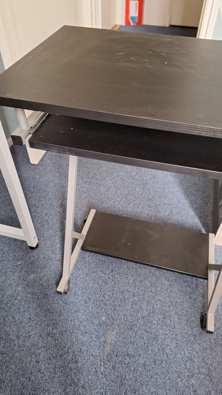 Compact computermeubel met uitschuifbaar toetsenbordblad, Huis en Inrichting, Kasten | Computermeubels, Gebruikt, 70 tot 120 cm