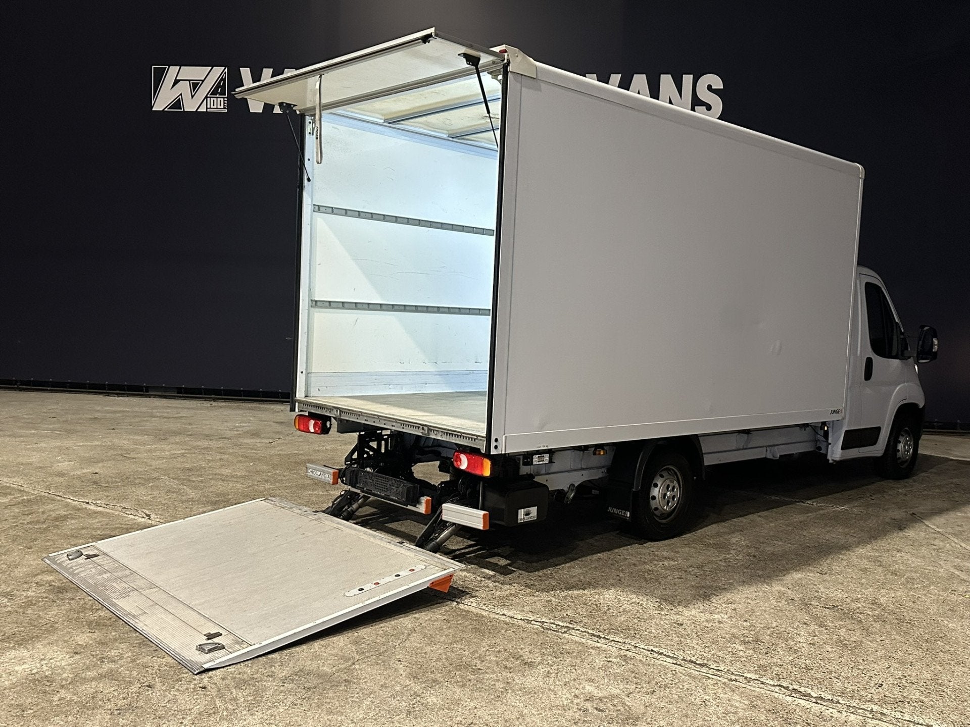 Peugeot Boxer 2.2 BlueHDi 141pk Bakwagen 436cm Lang Laadklep, Voorwielaandrijving, Dealer onderhouden, Stof, Gebruikt