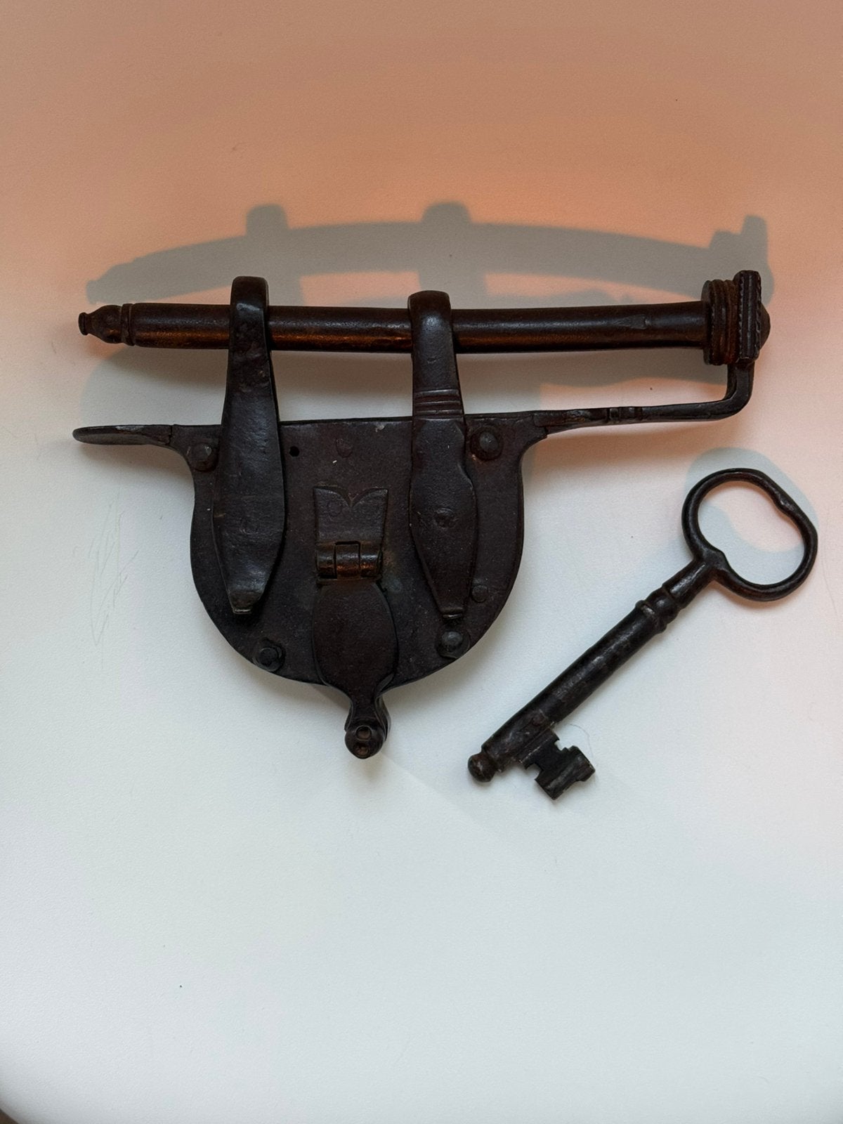 Antiek 17e-eeuws smeedijzeren hangslot met originele sleutel, Ophalen of Verzenden, Gebruikt