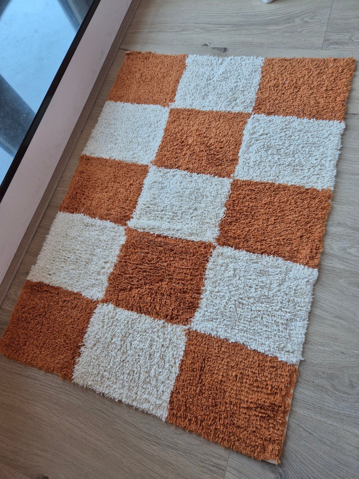 Vrolijk geblokt vloerkleed terracotta/wit (64x88 cm), Huis en Inrichting, Stoffering | Tapijten en Kleden, Ophalen, Gebruikt, 50 tot 100 cm