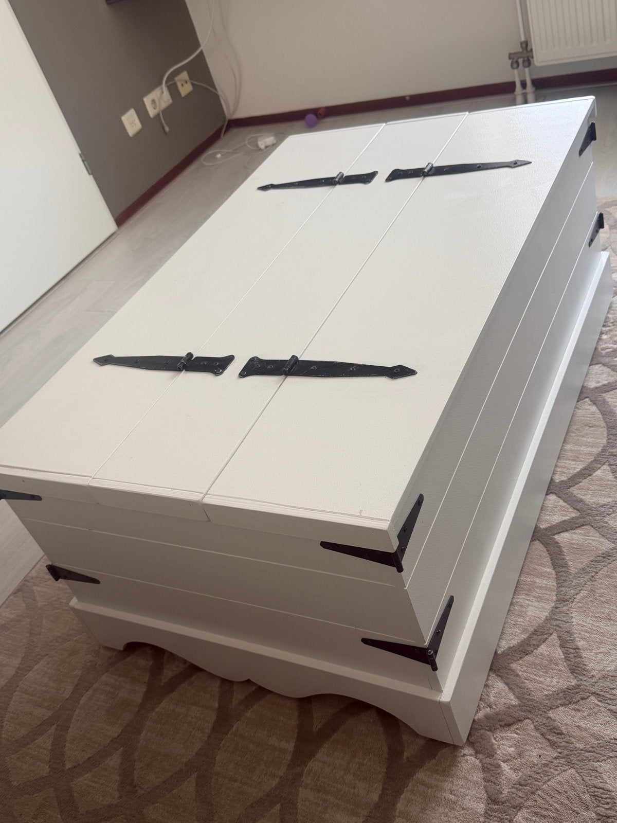Witte salontafel met opbergruimte en smeedijzeren details, Ophalen, 100 tot 150 cm, 50 tot 100 cm, Zo goed als nieuw