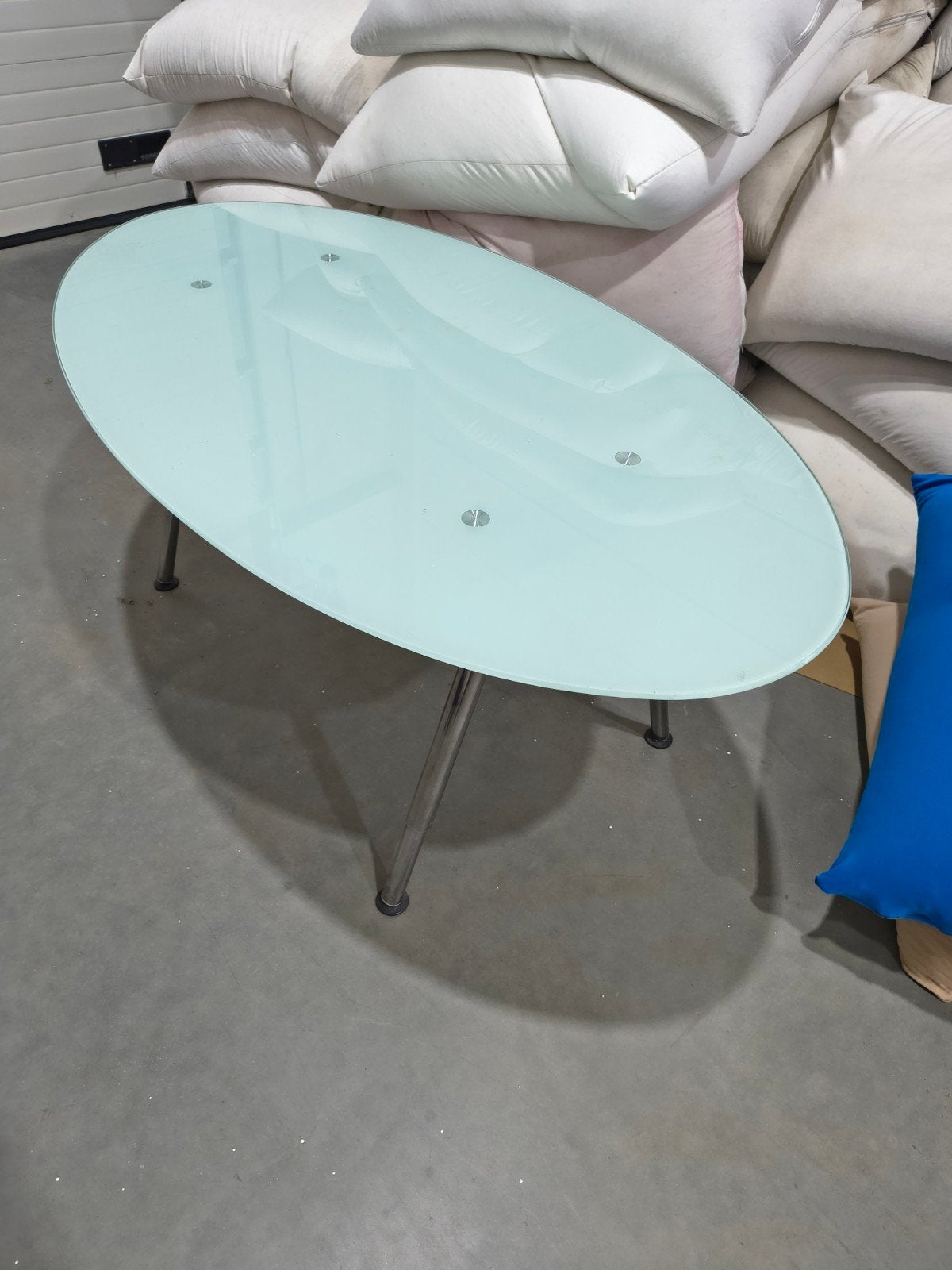Ovale glazen tafel met metalen poten, Ophalen, 50 – 75, Gebruikt, 100 tot 150 cm