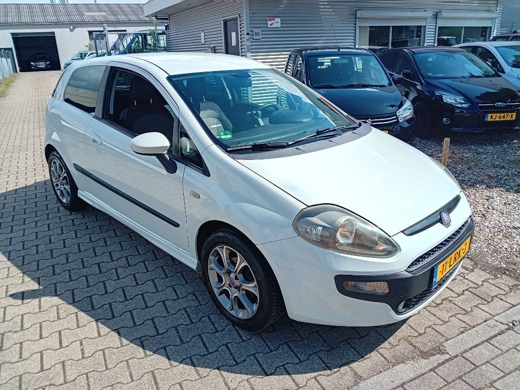 Fiat Punto 1.4 3DR 2010 Wit EVO NIEUWE D-RIEM!! APK 06-05-27, Voorwielaandrijving, Stof, 40 €/maand, Zwart