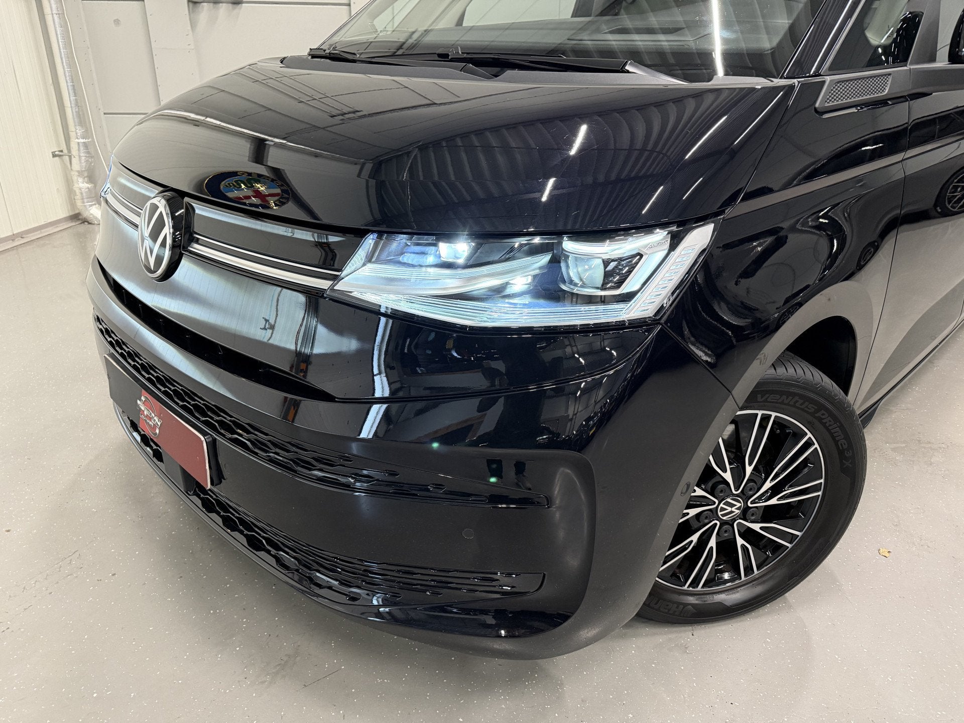 Volkswagen Multivan 1.4 eHybrid L2 Life 7p. MASSAGE/TREKHAAK, Dealer onderhouden, Gebruikt, Zwart, Met garantie (alle)