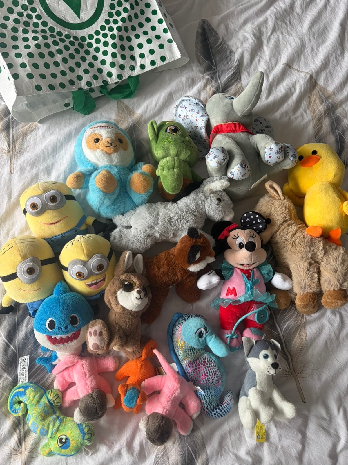 Tas met knuffels o.a. minnie mouse, dumbo, baby shark, Ophalen of Verzenden, Zo goed als nieuw, Overige typen