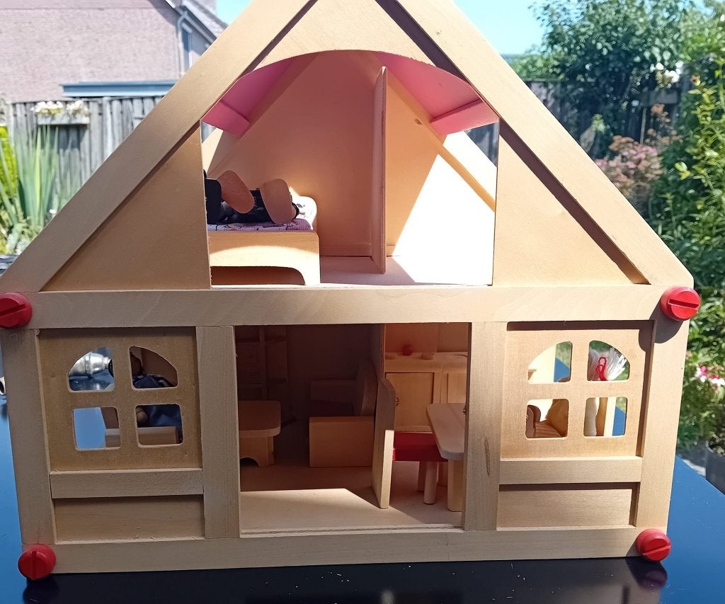 Houten poppenhuis met meubeltjes en poppetjes, Kinderen en Baby's, Speelgoed | Poppenhuizen, Ophalen of Verzenden, Zo goed als nieuw