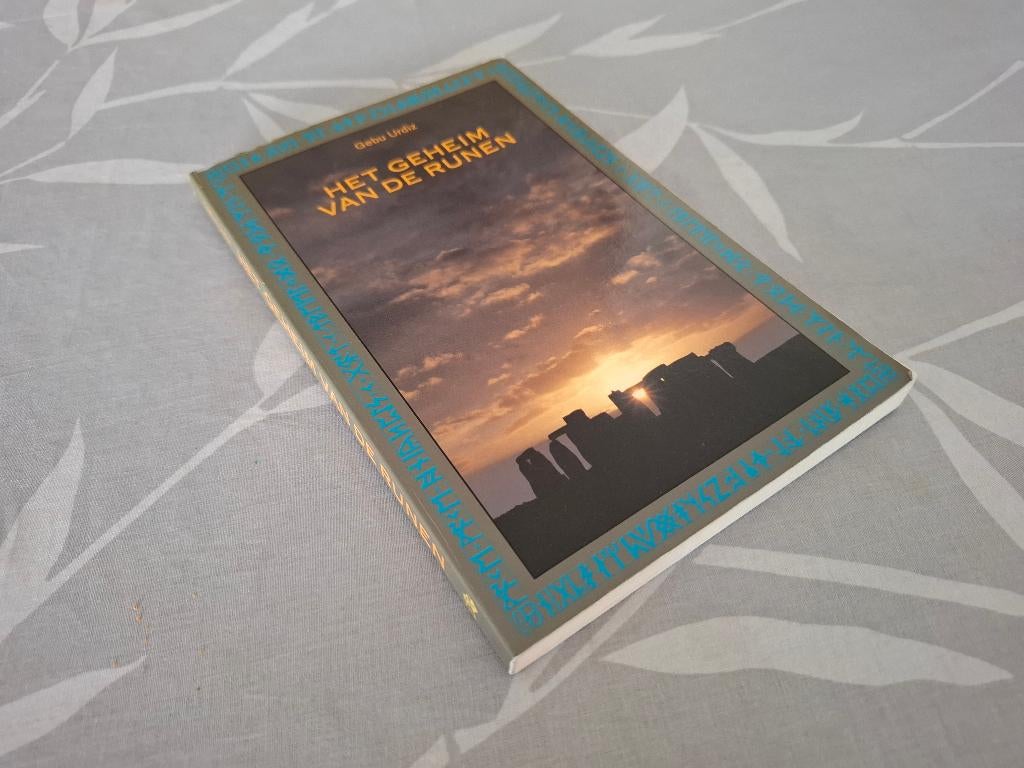 HET GEHEIM VAN DE RUNEN - Gebu Urdiz, Boeken, Achtergrond en Informatie, Ophalen of Verzenden, Zo goed als nieuw, Overige onderwerpen