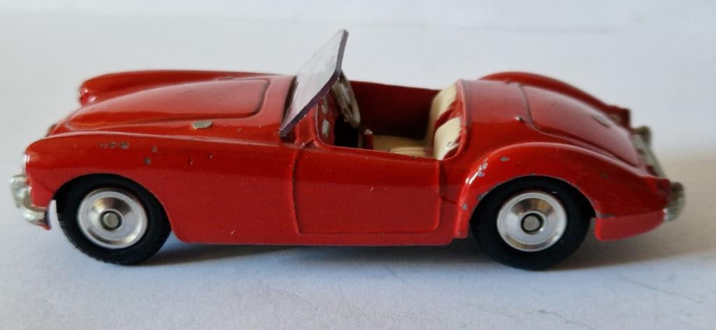 Corgi Toys (302) MGA rood, Verzenden, Gebruikt, Auto, Corgi