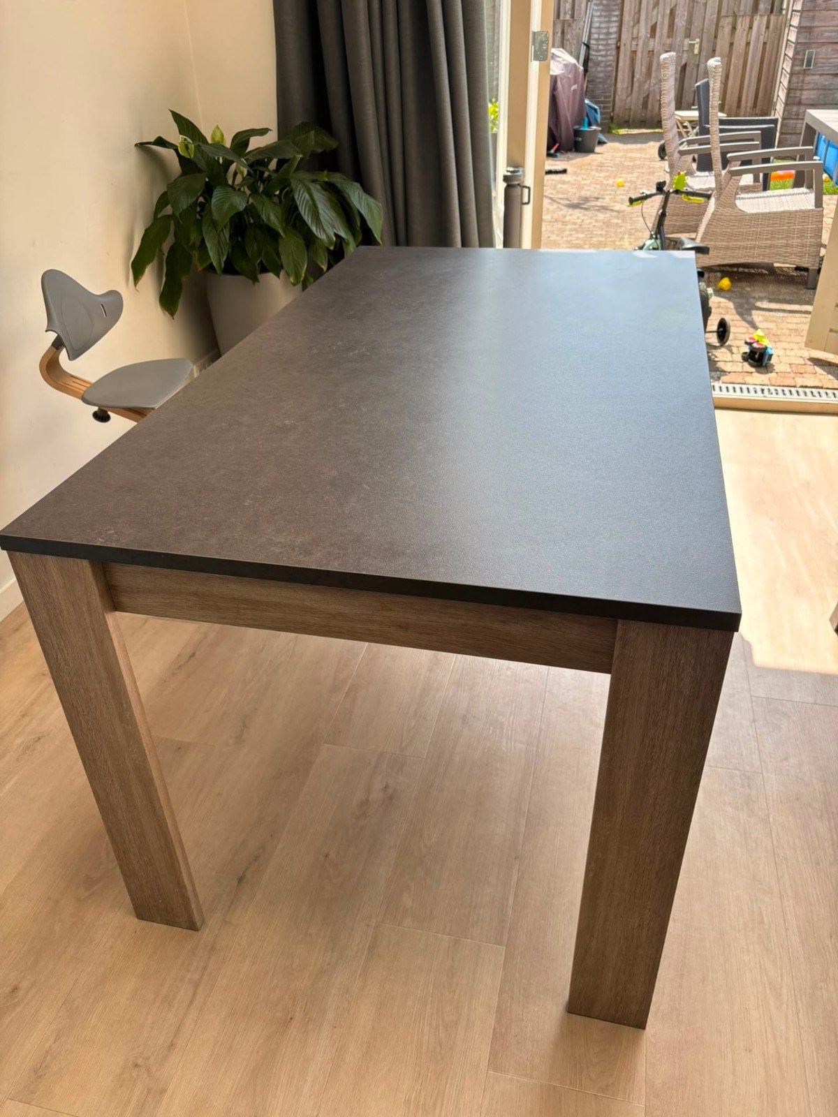 Eettafel met donkergrijs blad, Ophalen, Gebruikt, Overige materialen, 50 tot 100 cm