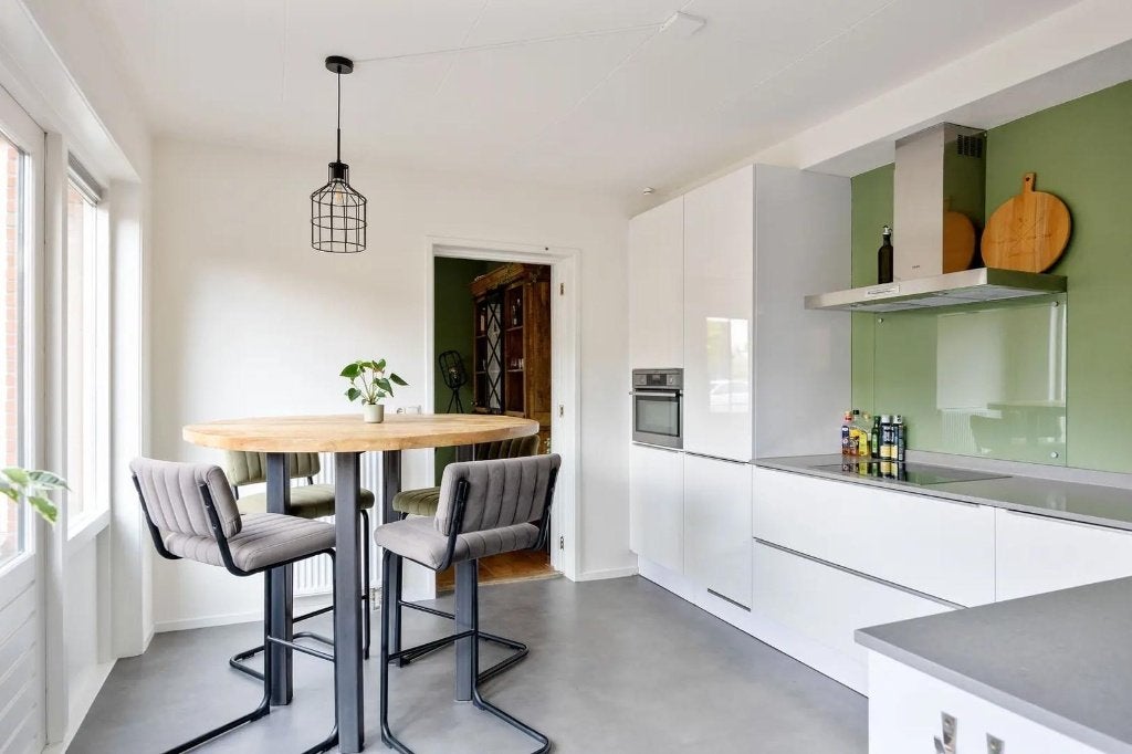 Bartafel rond met 4 stoelen, Ophalen, Zo goed als nieuw