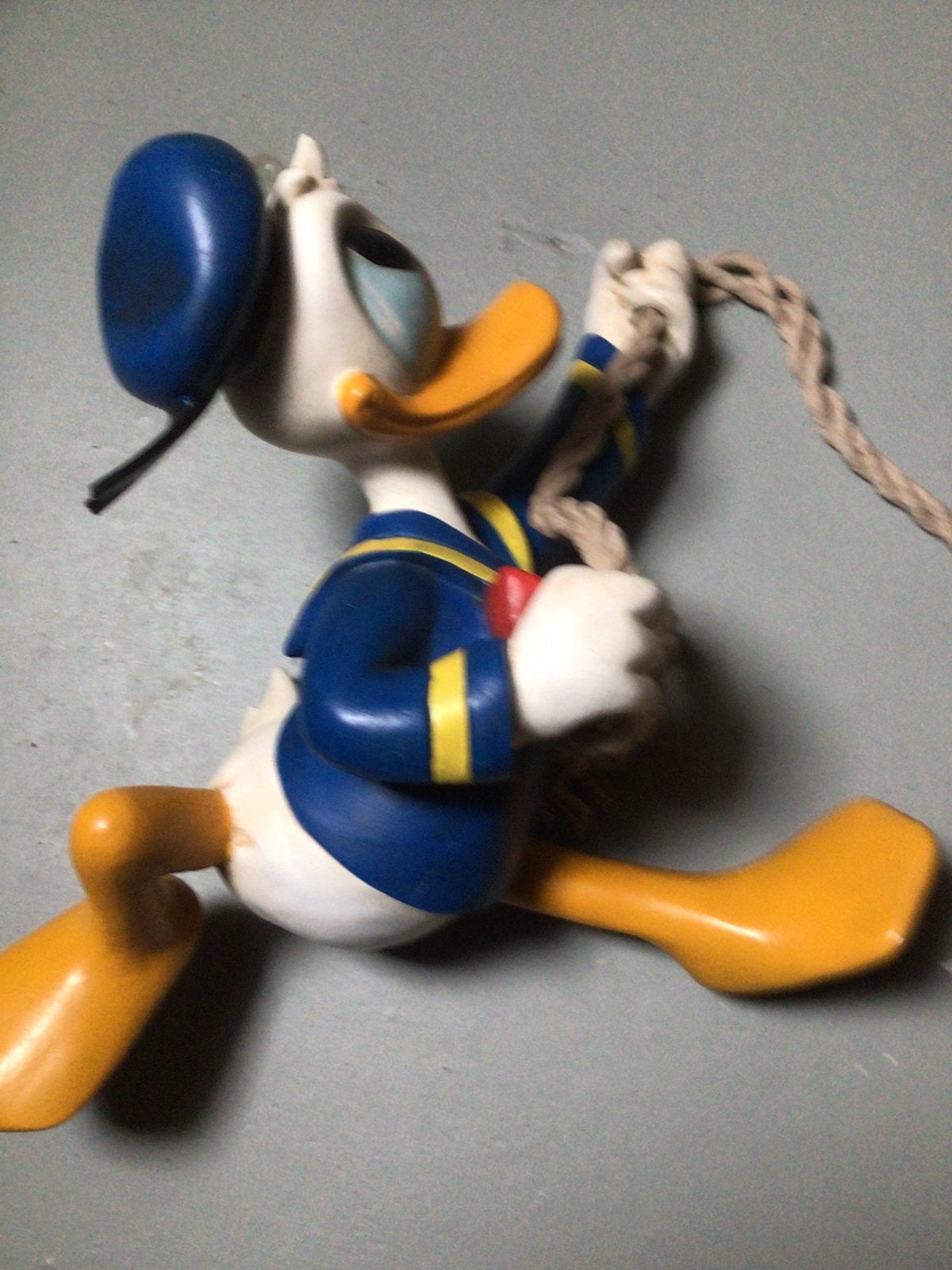 Donald Duck,klimmend aan een koord.origineel Disney beeld., Verzamelen, Disney, Ophalen of Verzenden, Donald Duck, Zo goed als nieuw