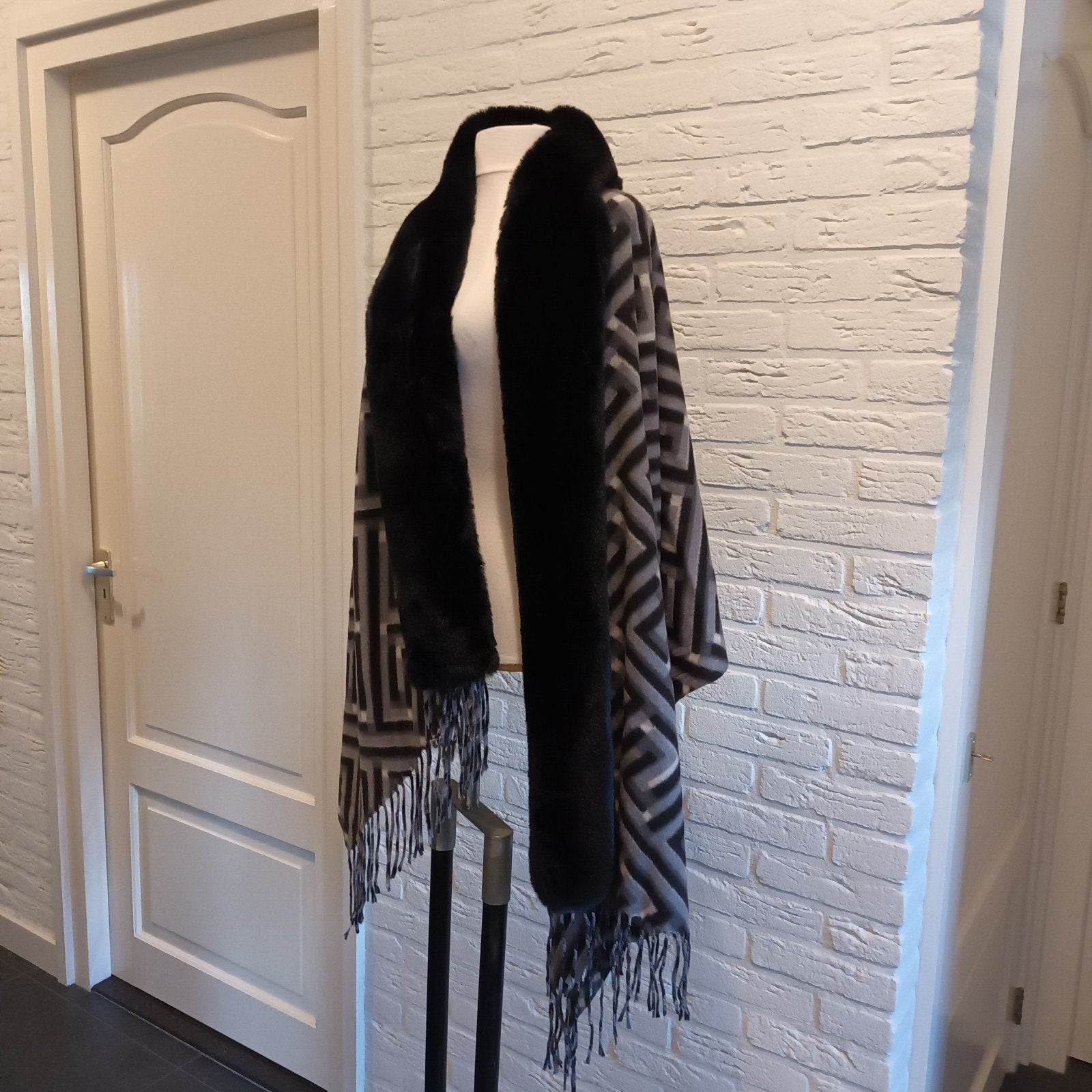 Stijlvolle omslagdoek met imitatie bontrand - nieuw, Ophalen of Verzenden, Nieuw, Sjaal
