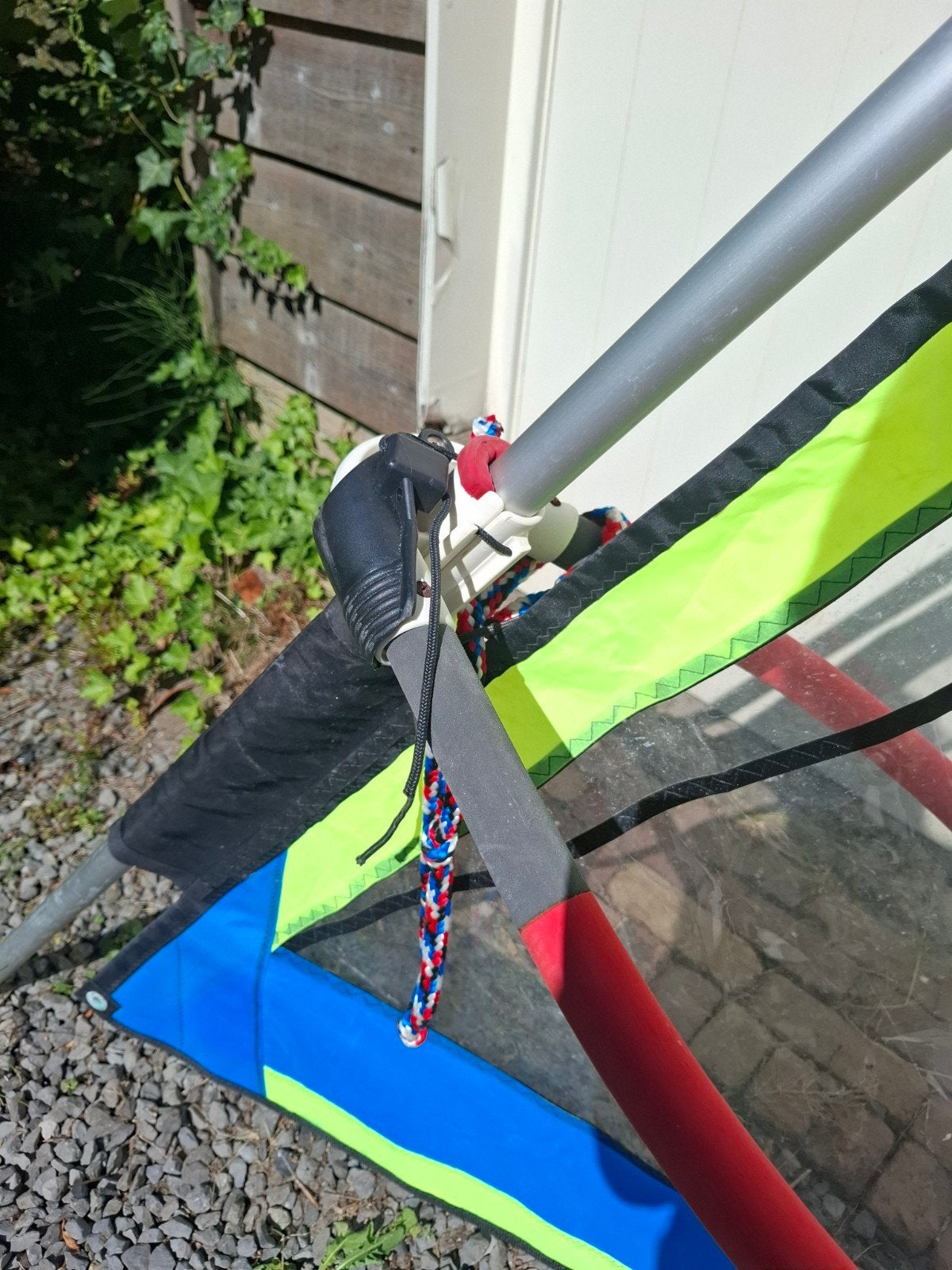 Kinder surfzeil 2,5 m2 met giek en deelbare mast, Watersport en Boten, Windsurfen, Overige merken, Gebruikt, Minder dan 3.5 m²