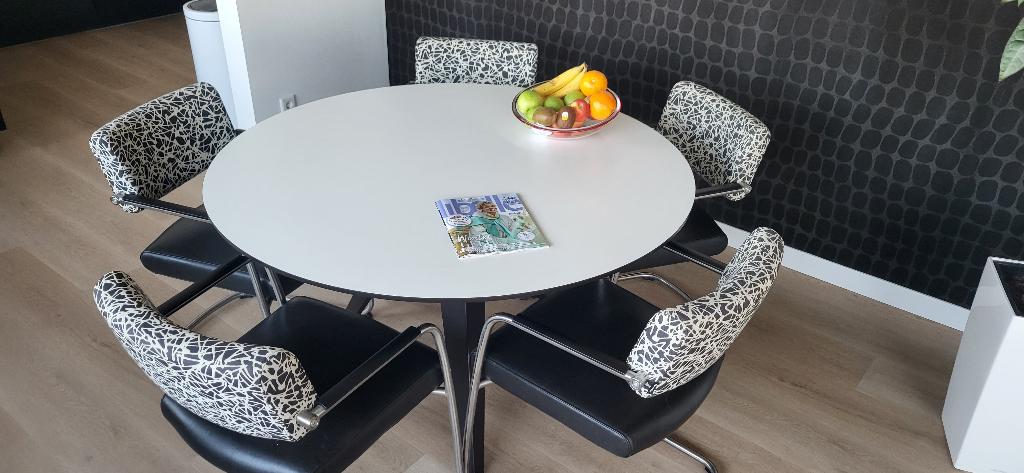 Harvink stoelen en tafel, Ophalen, Rond, Zo goed als nieuw, Vijf personen of meer