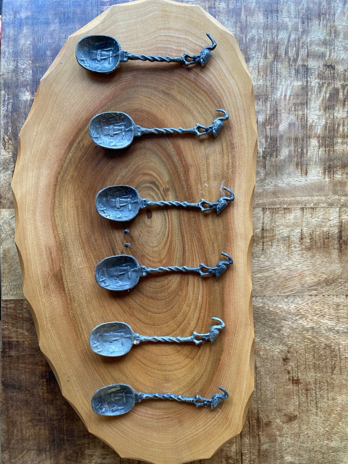 Set van 6 antieke tinnen lepels op houten plank, Ophalen