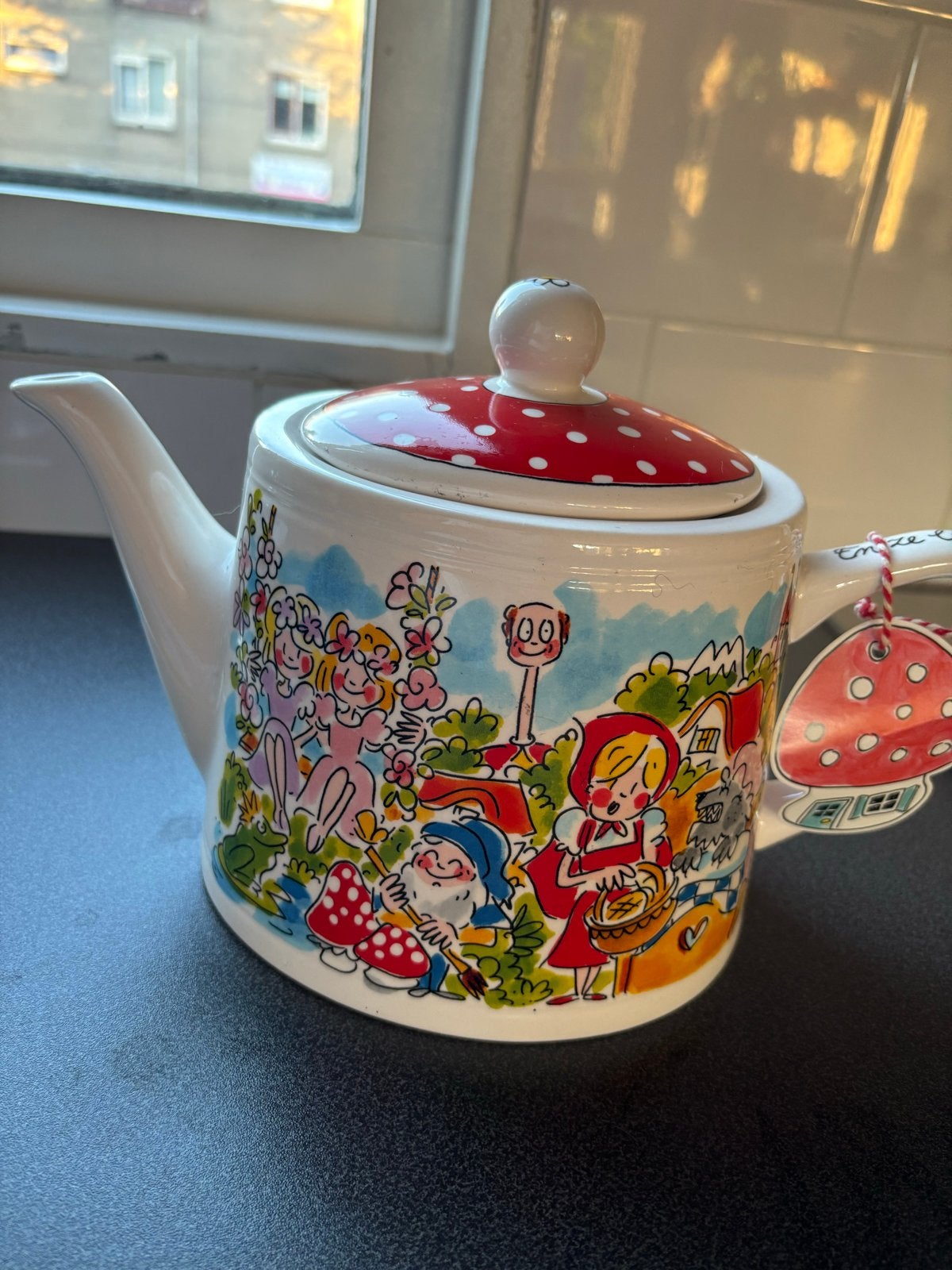 Blond sprookjes theepot met Roodkapje en kabouters, Ophalen