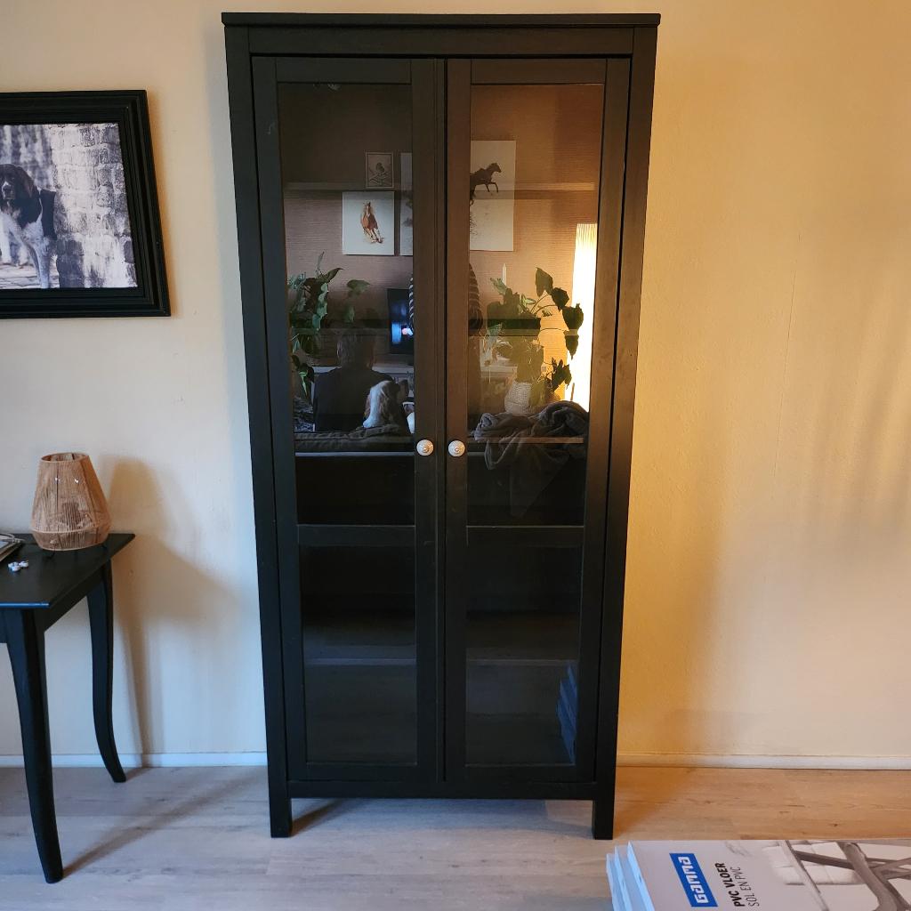 Vitrine kast zwart Ikea, Ophalen, Glas, 50 tot 100 cm, 150 tot 200 cm