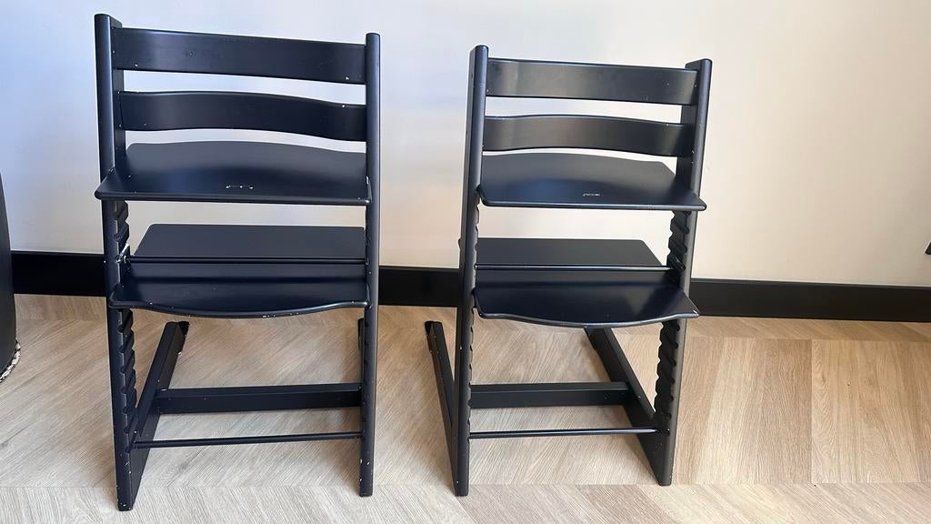 2x Stokke Tripp Trapp kinderstoelen zwart + kussens, Ophalen, Gebruikt, Meegroeistoel, Aanschuifbaar