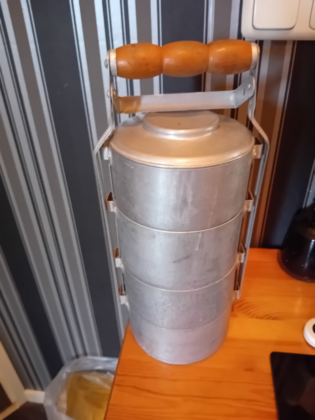 oude Aluminium pannenset met 4 pannen in houder, Huis en Inrichting, Ophalen of Verzenden