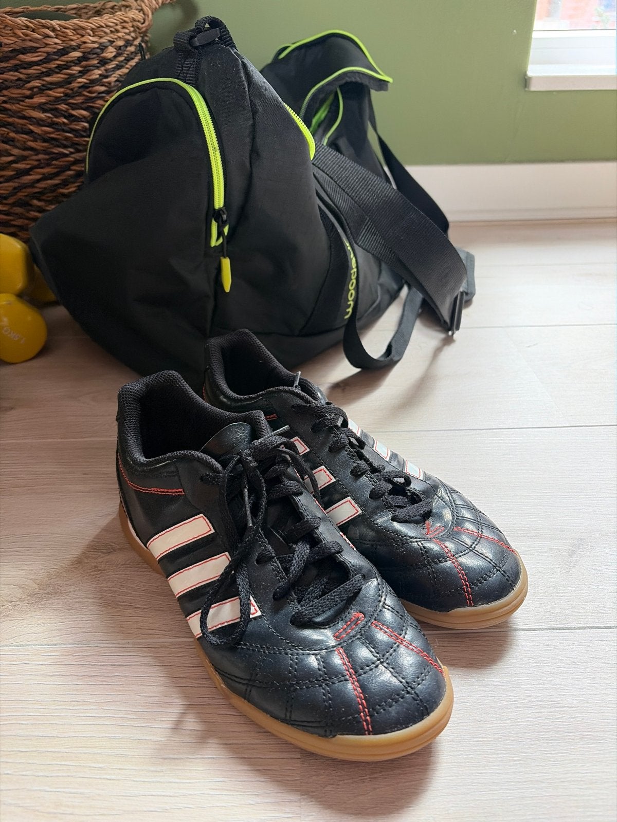 Adidas zaalschoenen maat 38, Ophalen of Verzenden, Zo goed als nieuw, Schoenen