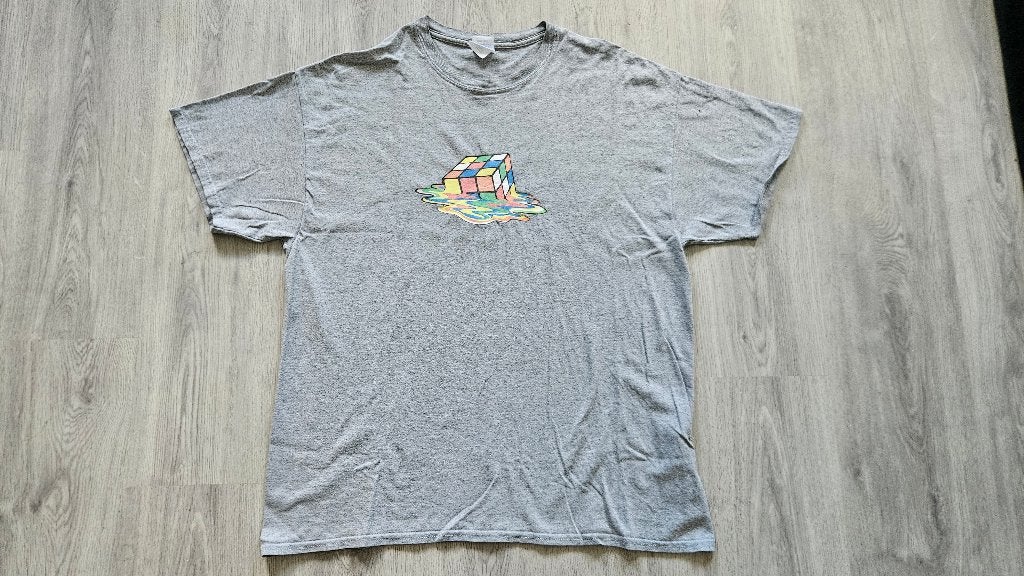 Sheldon T-shirt Rubik's Cube Big Bang Theory, Maat 56/58 (XL), Ophalen of Verzenden, Grijs, Gedragen