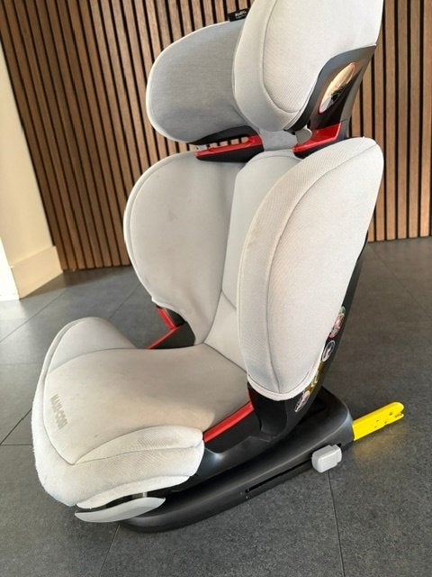 Maxi Cosi autostoeltje en TitaniumBaby Booster Smart Finn