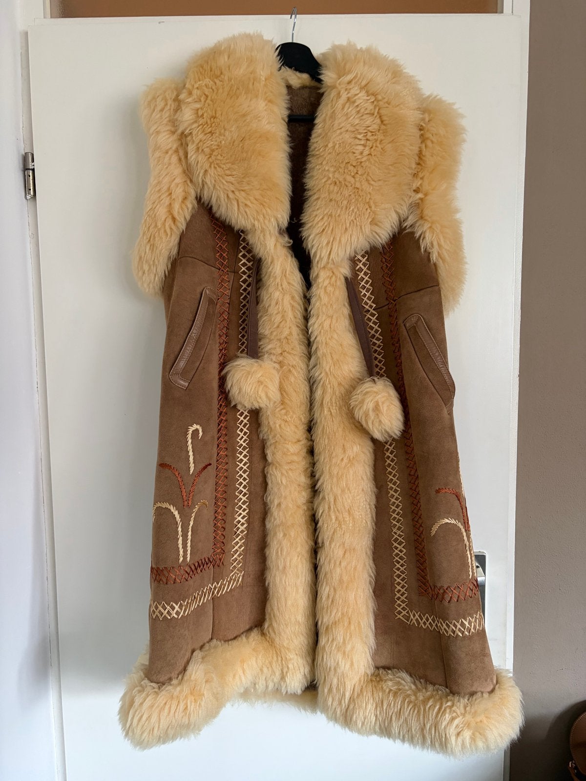 Afghaanse jas, echt suède, handgemaakt, schapenwol, Kleding | Dames, Ophalen of Verzenden, Gedragen, Maat 38/40 (M), Bruin