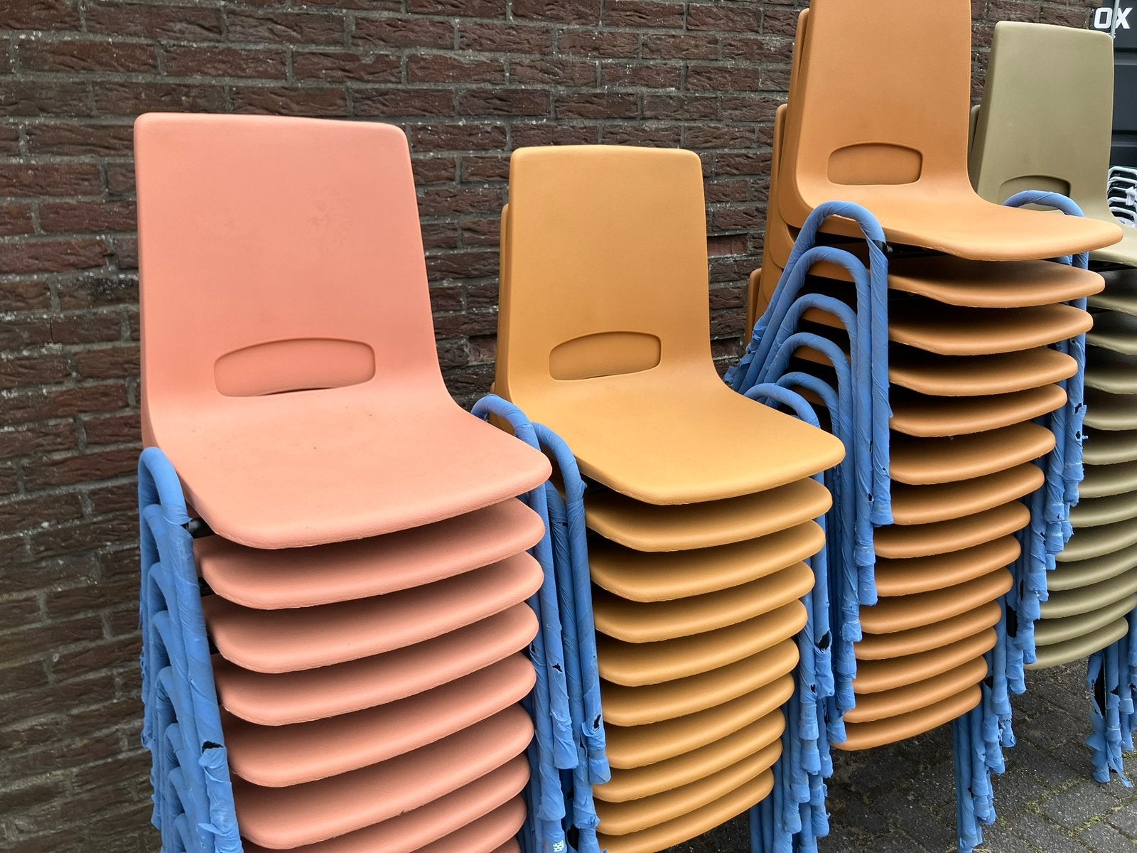 Nieuwe stapelstoelen pastelkleuren kantinestoelen kuipstoel, Huis en Inrichting, Ophalen, Nieuw, Kunststof, Vijf, Zes of meer stoelen