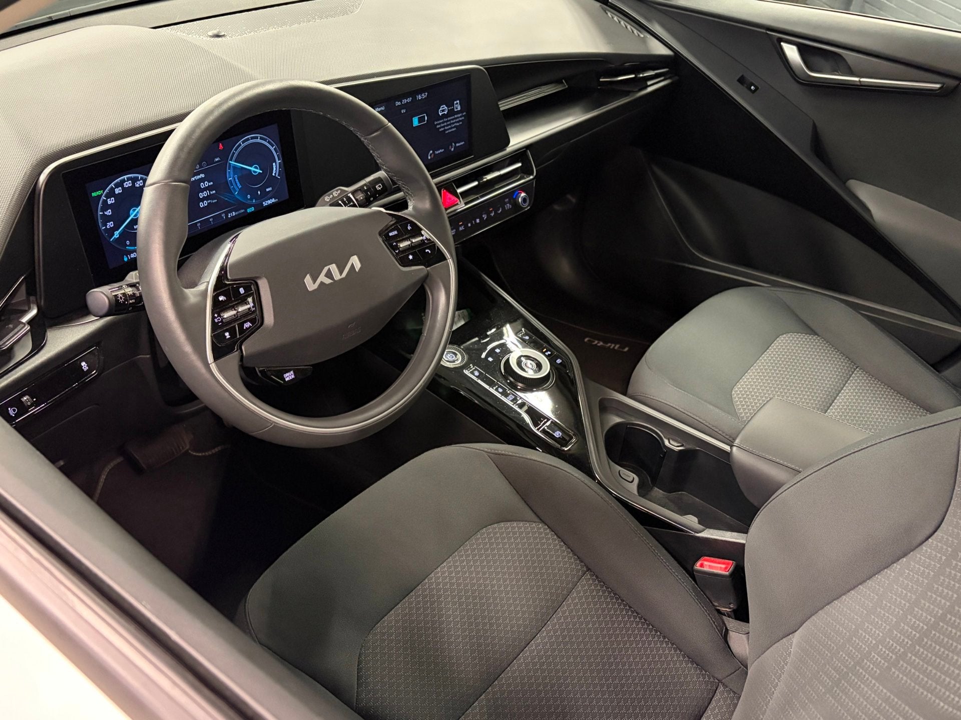 Kia Niro EV DynamicLine 64.8 kWh Warmtepomp / Stoelverwarmin, Stof, Gebruikt, Zwart, 1657 kg