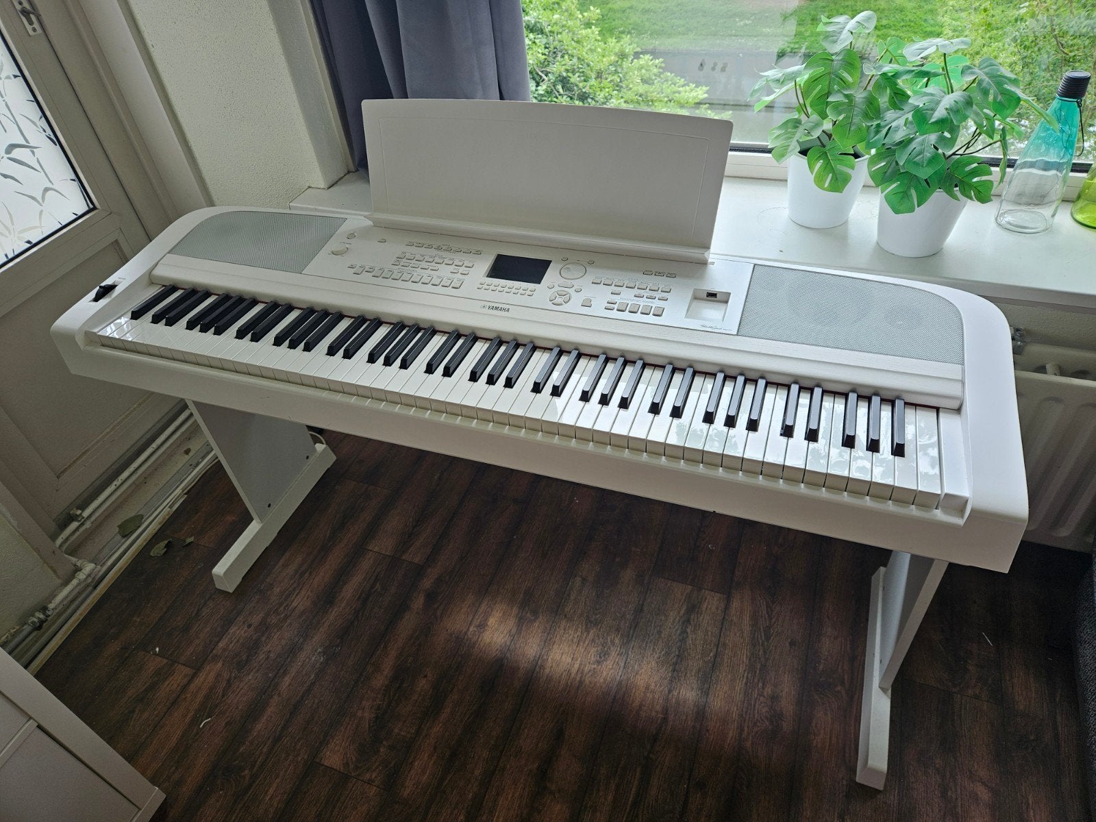 Yamaha Portable Grand DGX-670 Digitale Piano Wit, Muziek en Instrumenten, Piano's, Ophalen, Wit, Digitaal, Zo goed als nieuw