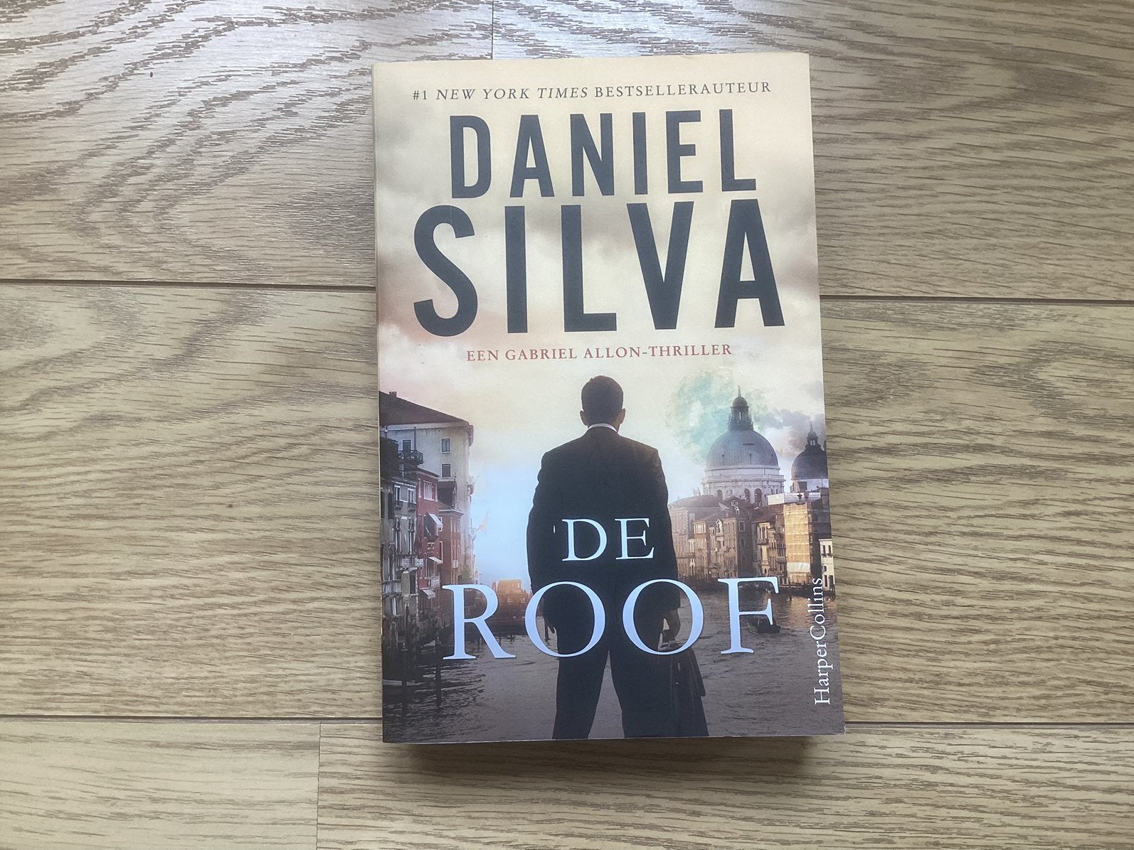 De Roof - Daniel Silva, Ophalen of Verzenden, Gelezen