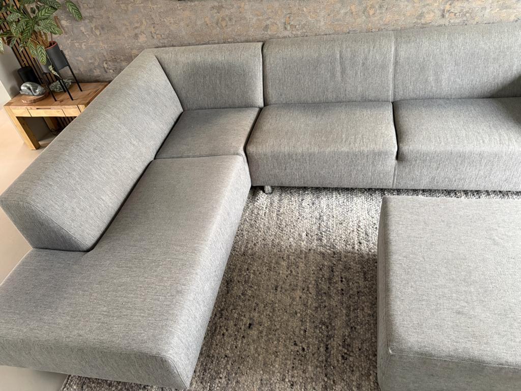 Hoekbank grijs met bijpassende poef, Huis en Inrichting, Ophalen, Gebruikt, Stof, Modern