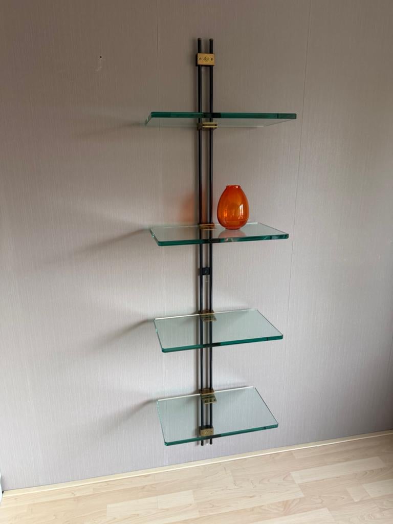 Ghyczy wandkast/vitrine, Ophalen