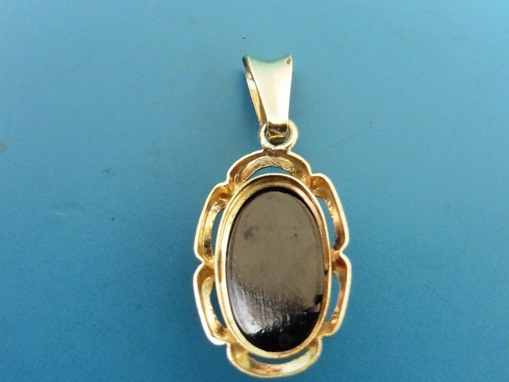 Gouden hanger met granaat                                G36, Gebruikt, Overige voorstellingen, ., Ophalen of Verzenden