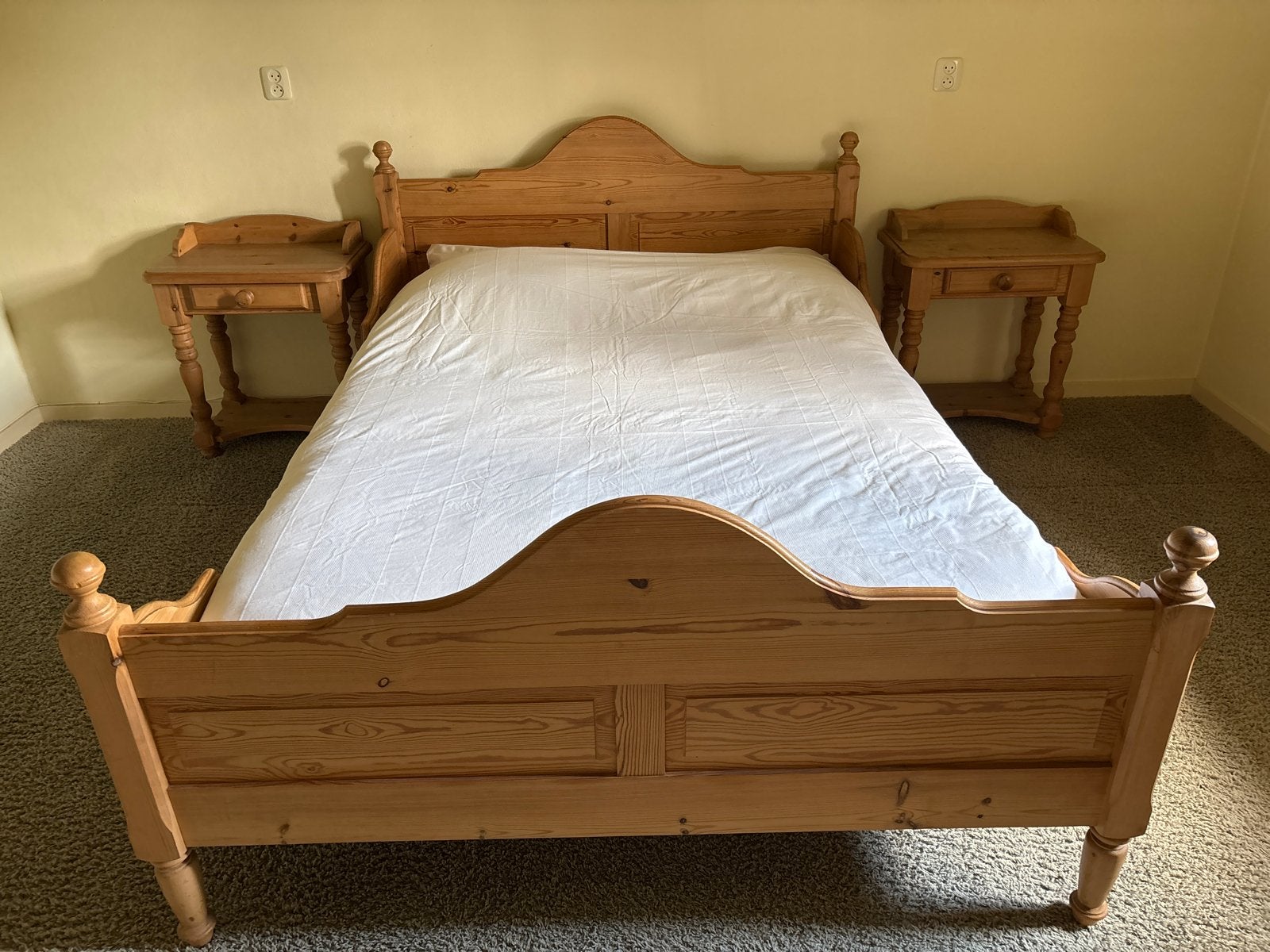 Houten tweepersoonsbed met nachtkastjes en Auping onderstel, Ophalen, Gebruikt, Bruin, Tweepersoons