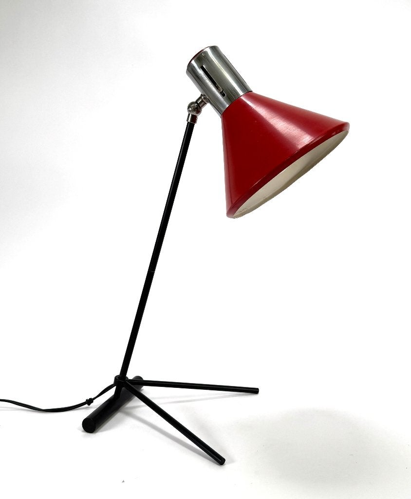 633. Metalen tafellamp met rode kap, ca. 1955