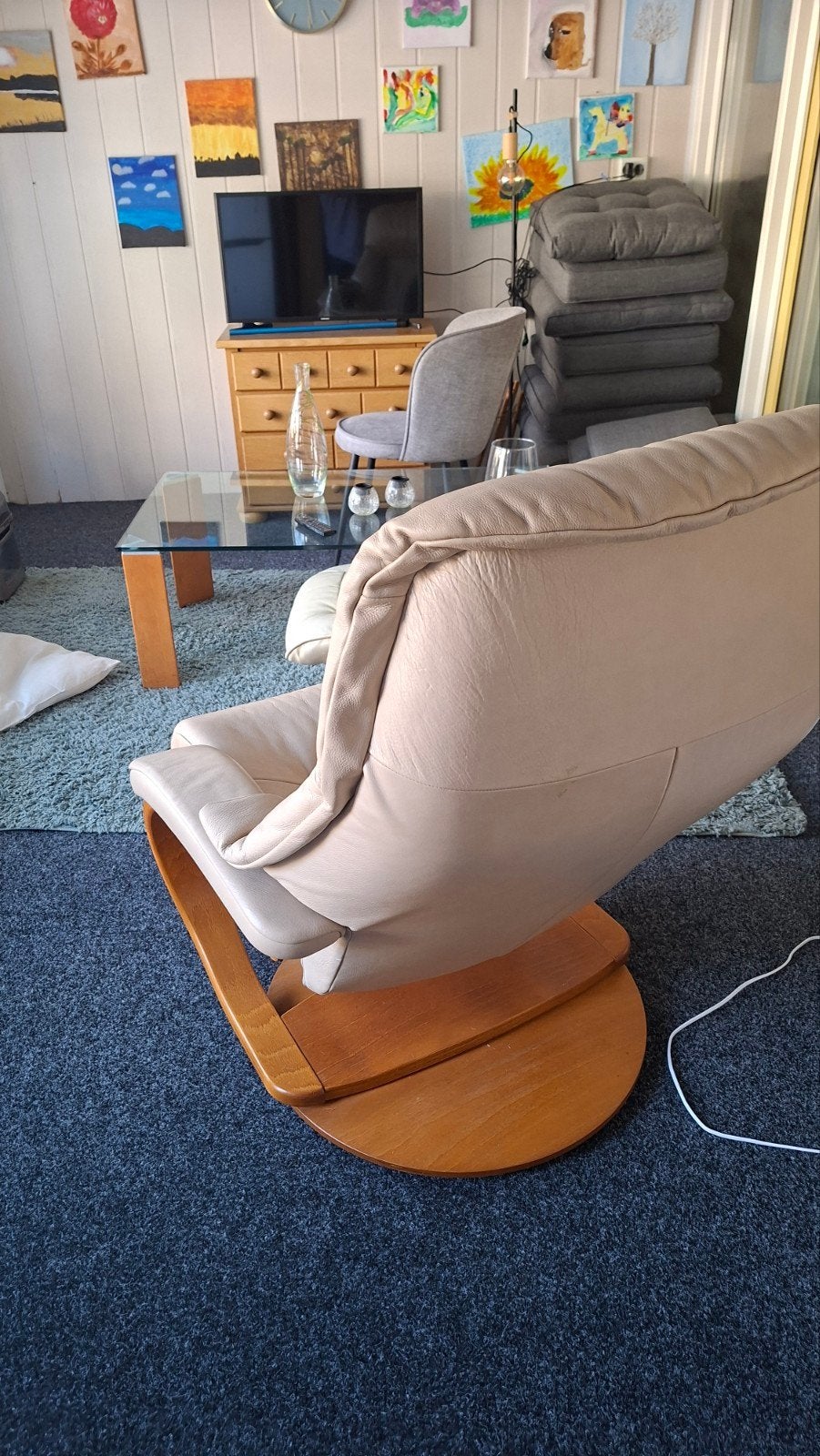 Foto 4 van Comfortabele beige leren relaxfauteuil met houten onderstel