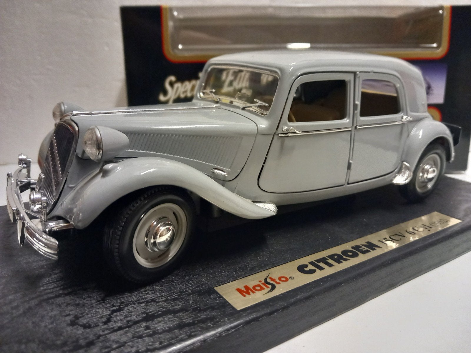 Citroen 15 CV Traction muisgrijs 1952 Maisto metal 1:18 KRD, Ophalen of Verzenden, Zo goed als nieuw, Auto, Maisto