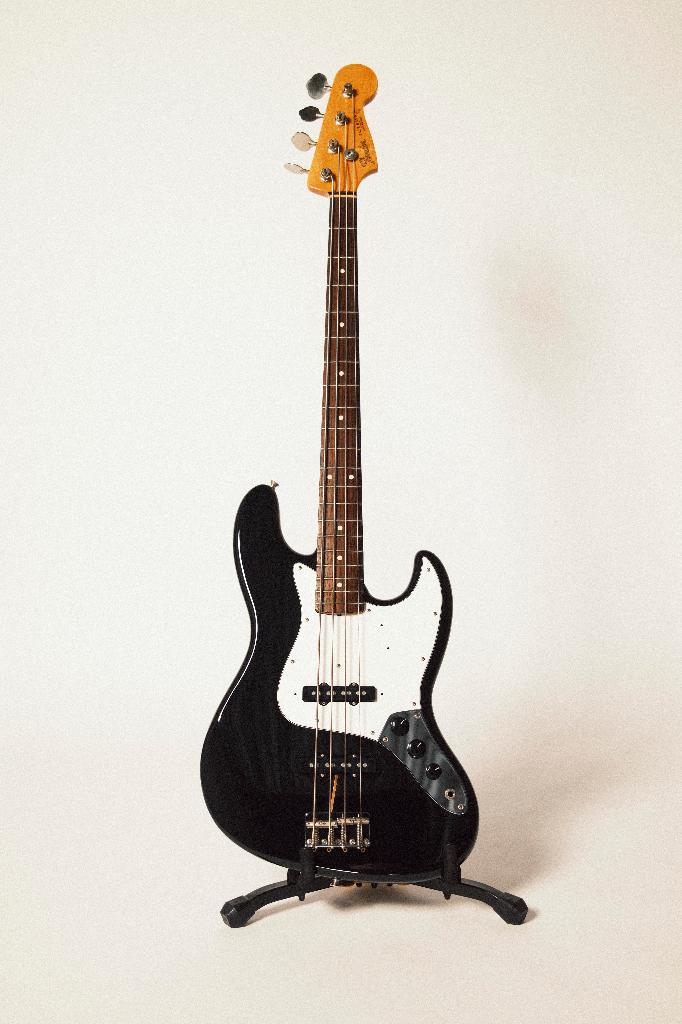 Fender Jazz Bass - 2004, 17600 N. Perimeter Drive, Suite 100, Scottsdale AZ 85255-5435, Verenigde Staten, Contactemea@fender.com