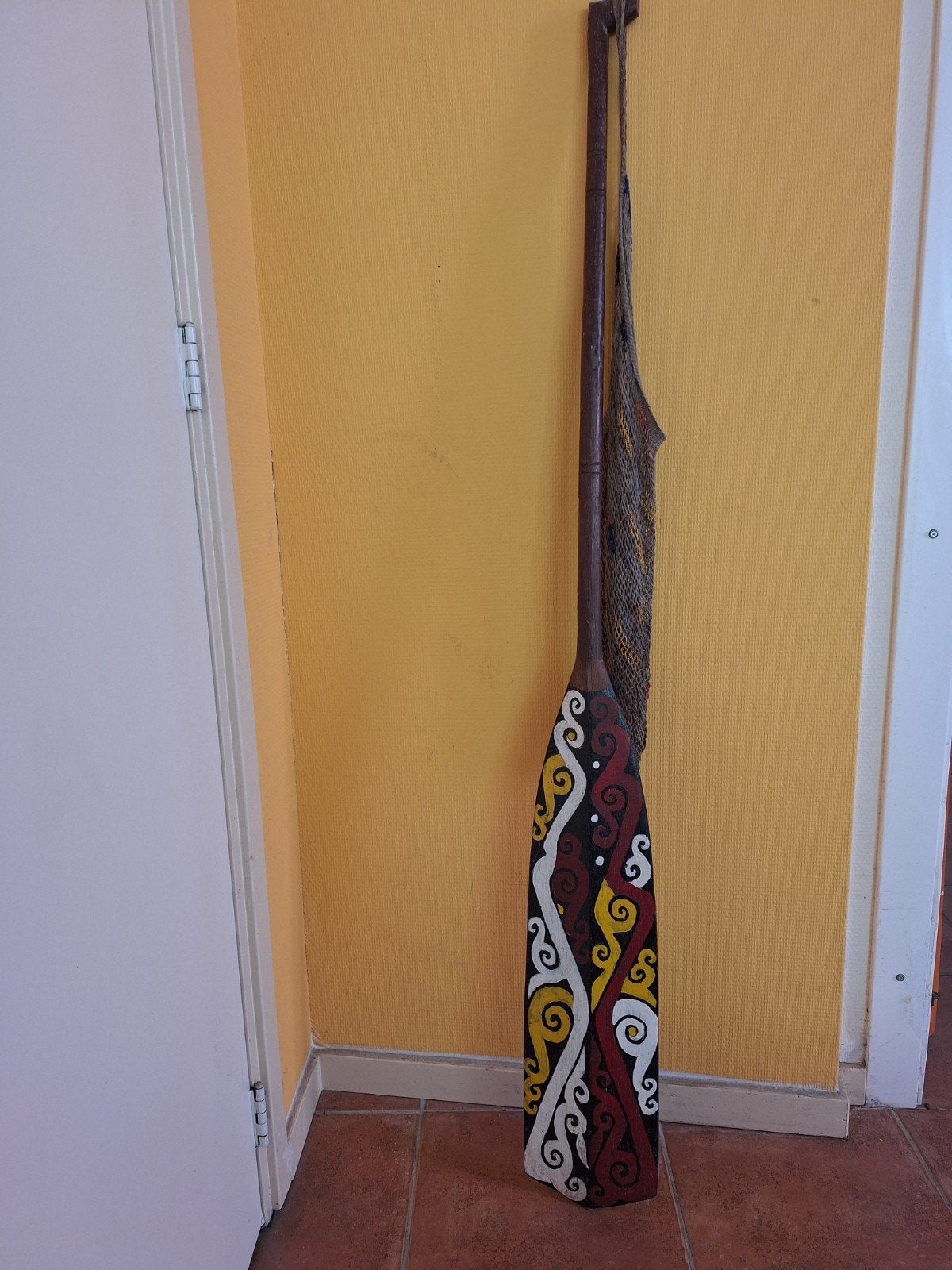 Decoratieve peddel met traditionele motieven, Watersport en Boten, Ophalen of Verzenden, Gebruikt, 1-persoons