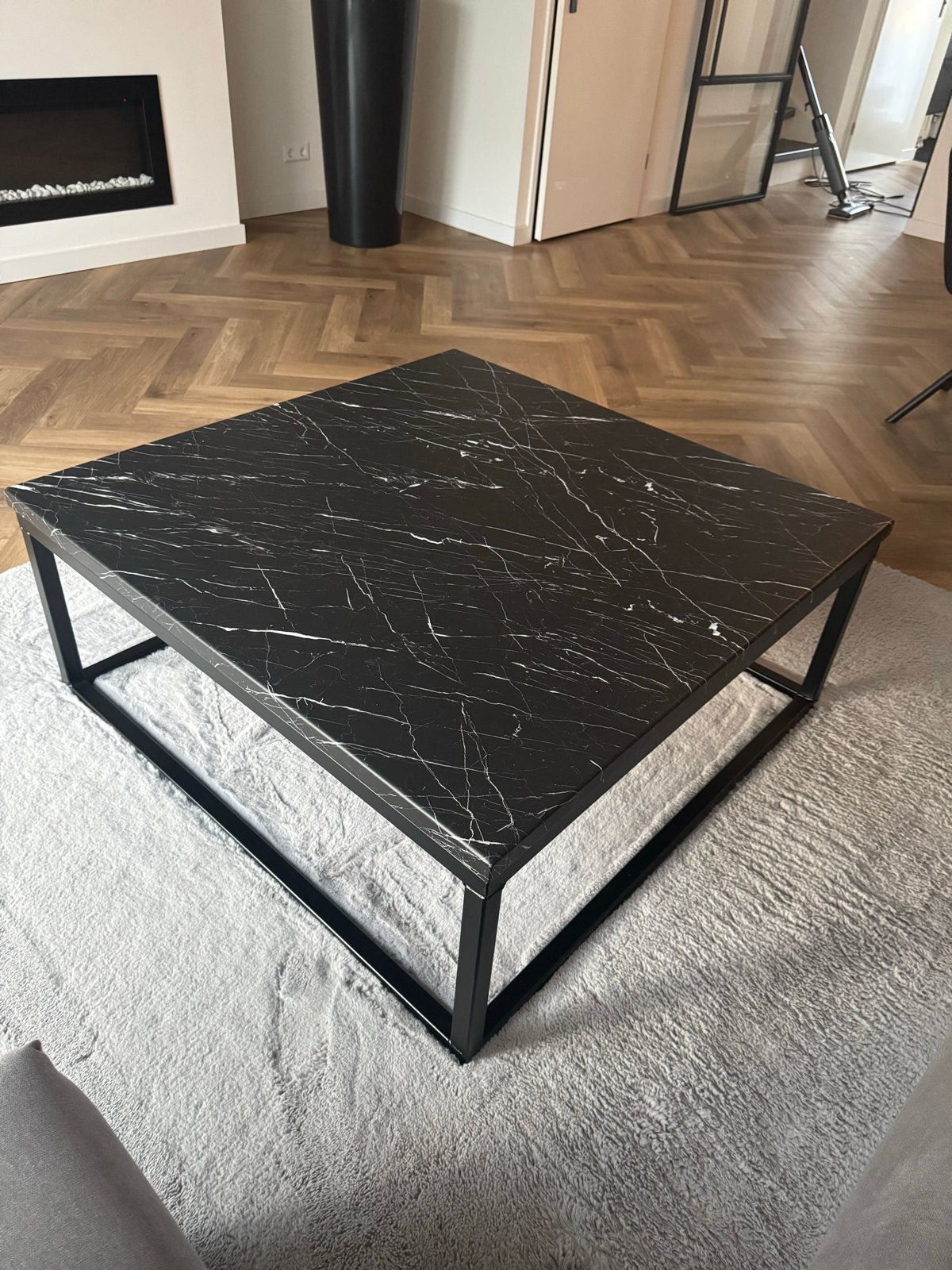 Moderne salontafel met zwart marmerlook blad, Vierkant, Zo goed als nieuw, Metaal, 5 – 50