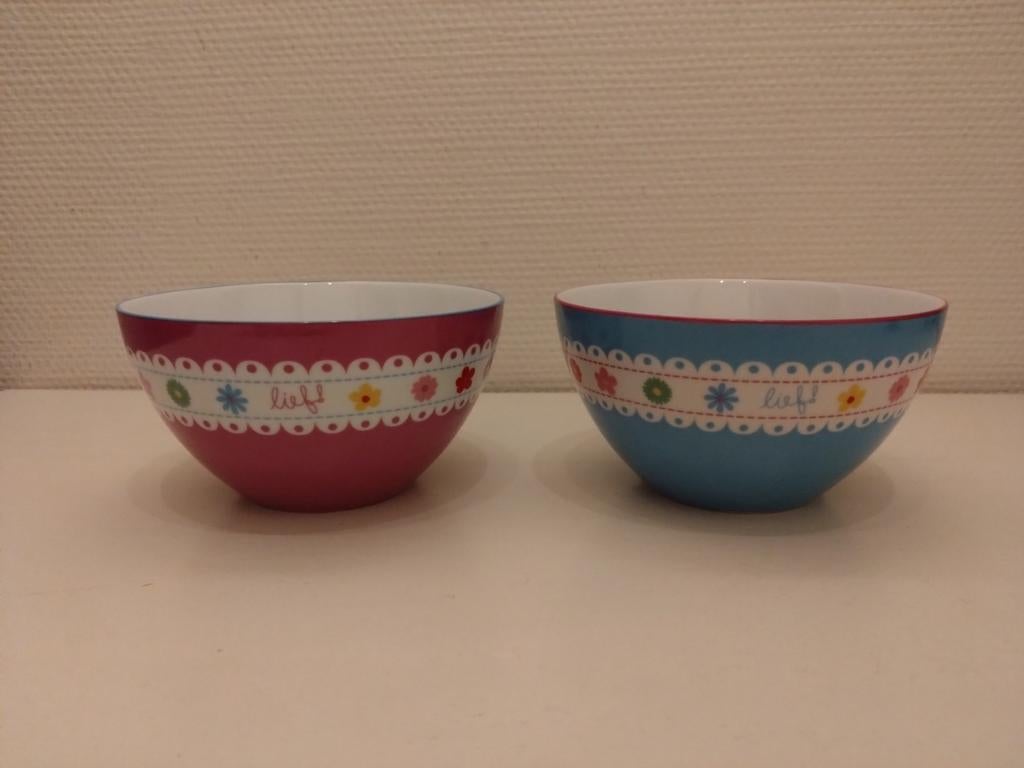 Twee kommetjes, roze en blauw. Lief!, Huis en Inrichting, Keuken | Servies, Gebruikt, Keramiek, Ophalen of Verzenden, Kom(men)