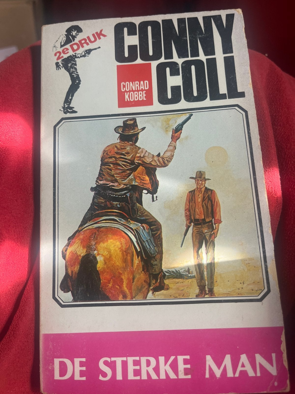 Conny Coll - De Sterke Man (2e Druk) 70s, Boeken, Verzenden, Gelezen